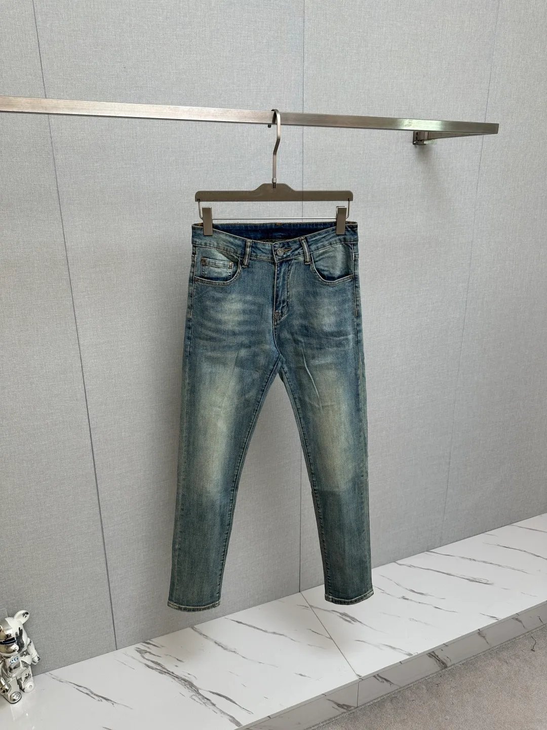 Available at the official website counter at the same time, the Original is a very stylish pair of jeans, with customized original washed denim fabric, unique design, top-notch printing technology letter pattern logo, original hardware accessories decoration, an extremely outstanding pair of jeans, the materials and craftsmanship are extremely luxurious and exquisite, extremely high-grade, handsome and stylish upper body, recommended 👍, Sizes: 29-38